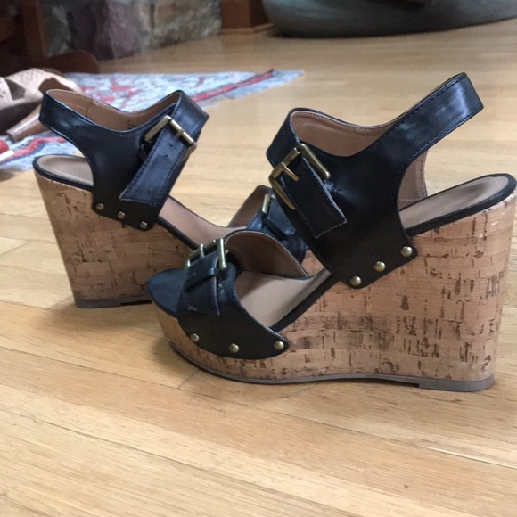 Dark brown cork wedge sandals with gold buckle - Picture 2 of 3